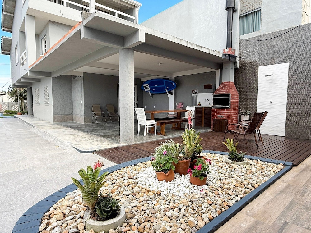 Ampla Casa com Piscina Ponta do Papagaio