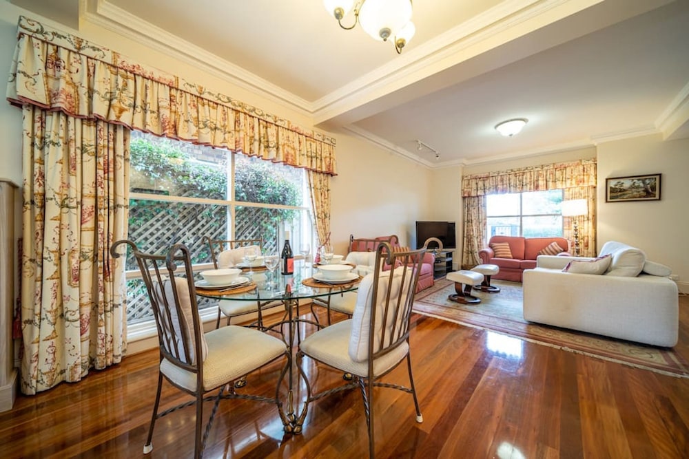 Glenelg Beach Stylish 2 Story Townhouse Sea View