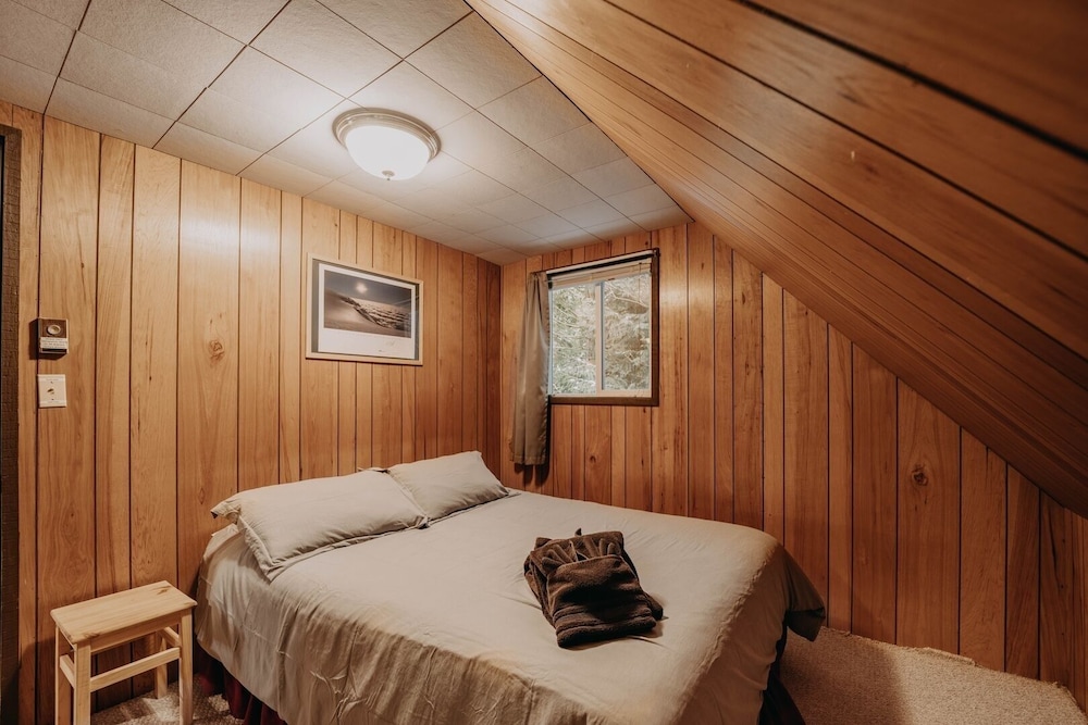 63mbr - Hot Tub - Bbq - Pets Ok - Wifi - Sleeps 6 2 Bedroom Home by RedAwning