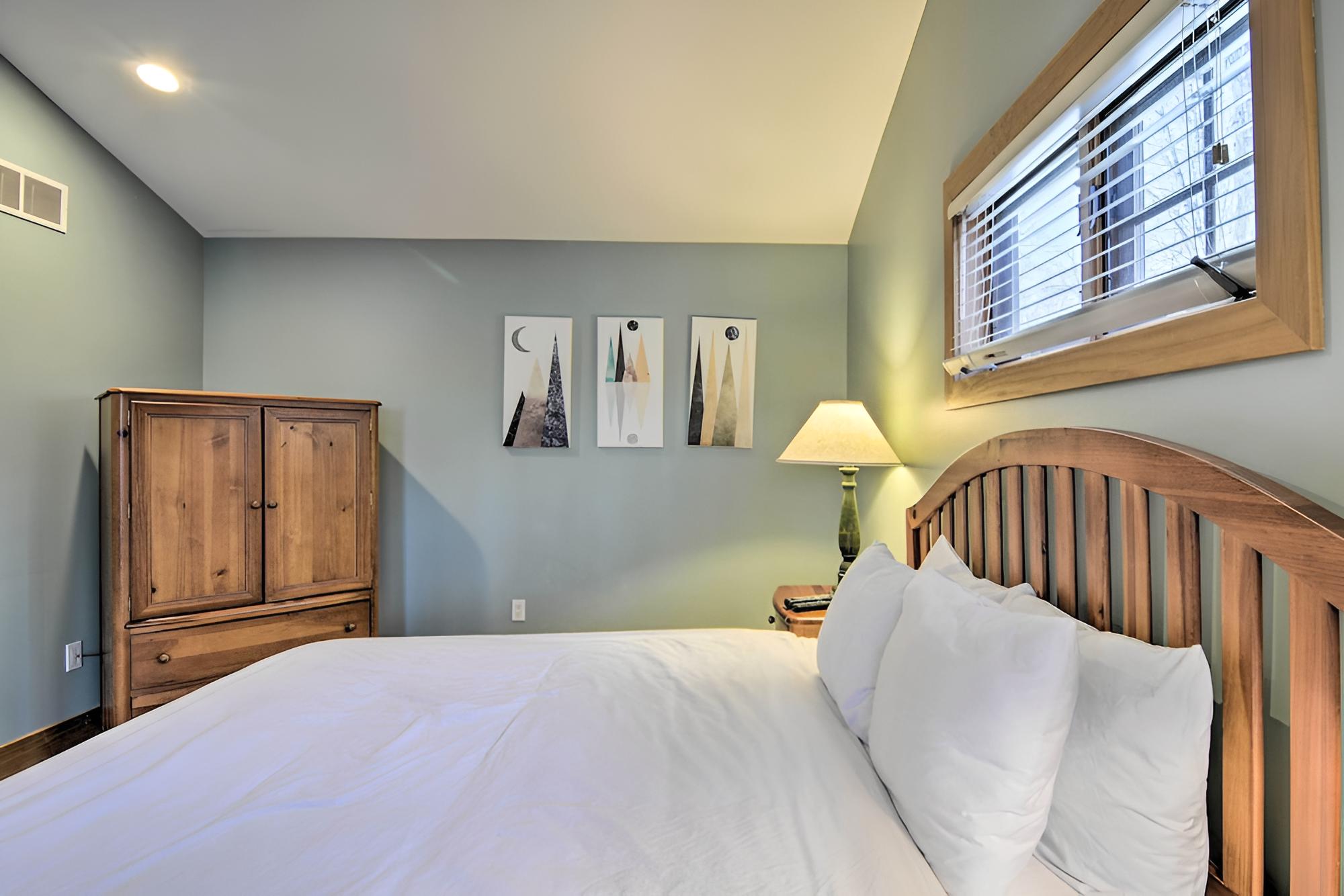 Cozy Boyne Falls Home - Walk to Slopes & Fairways! view 5