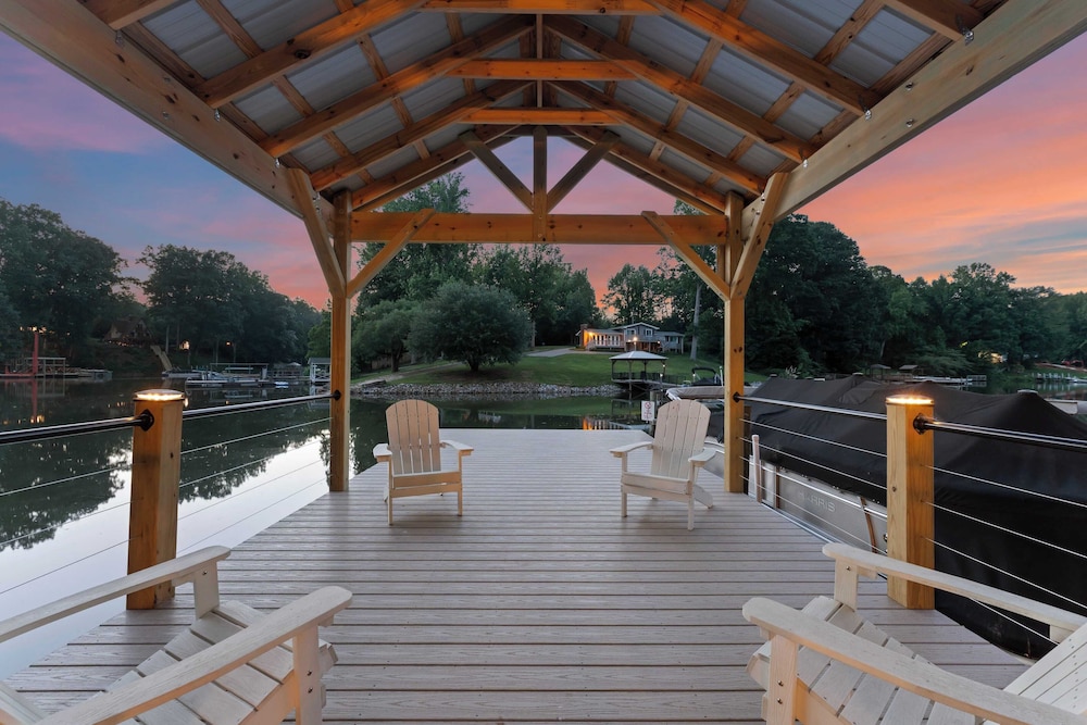 Shady Daze: Waterfront Home w/ Deck, Hot Tub & Lake Views