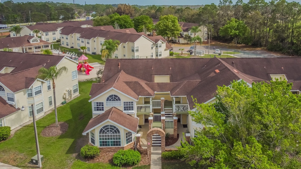 ​Near Theme Parks! Potter's Castle! Gorgeous, 3 BR's, Sleeps 8, Pool!