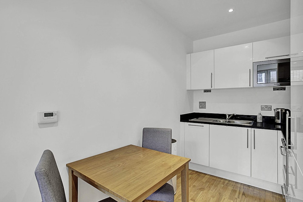 Urban Retreat: Stylish 1-bed Bliss