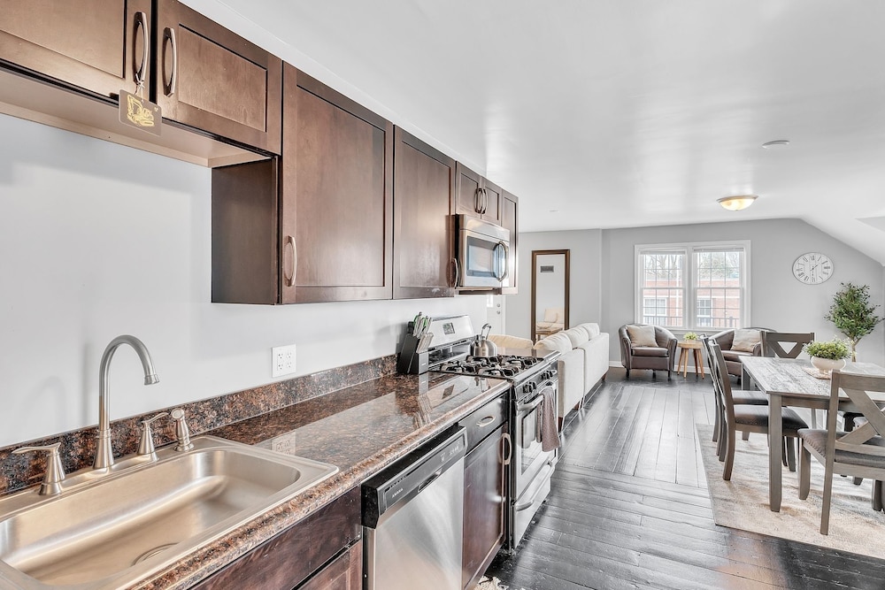The Loft 3BR Apartment with Scenic Deck