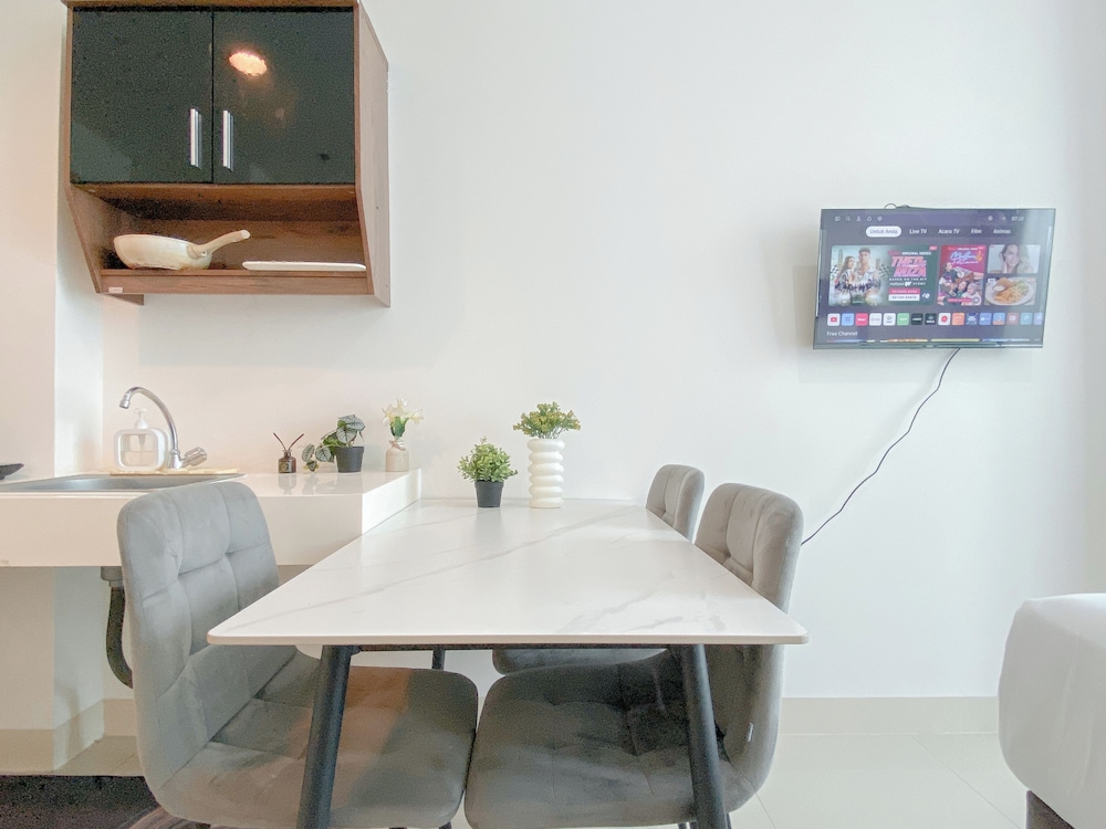 Spacious And Modern Studio Apartment Tree Park City Bsd