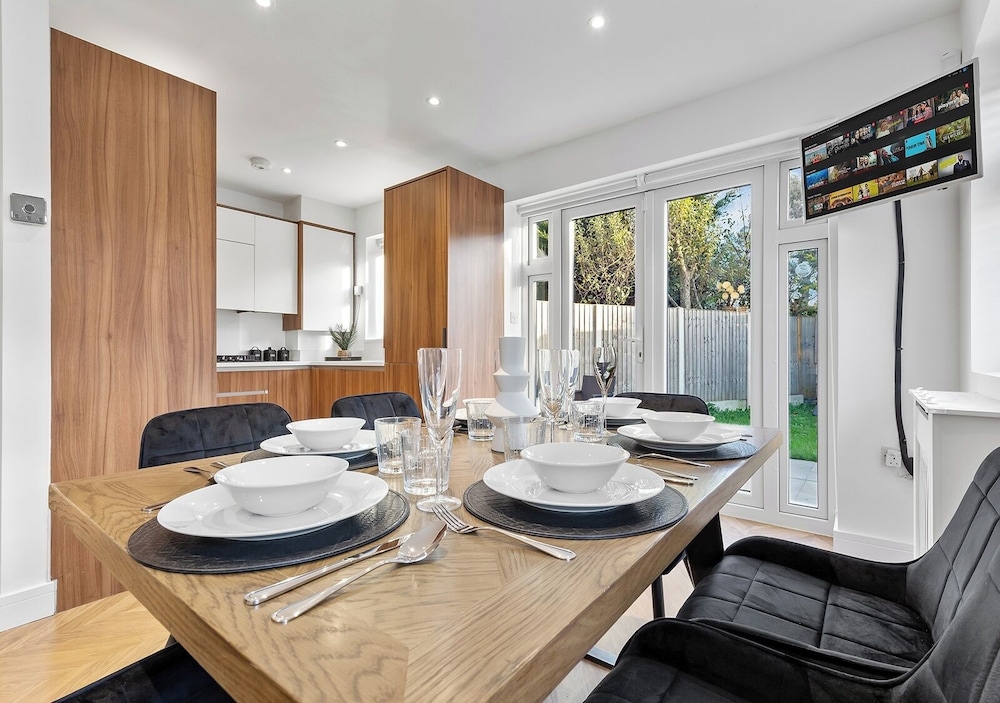 Spacious 4BR Home in Brentford, Free Parking