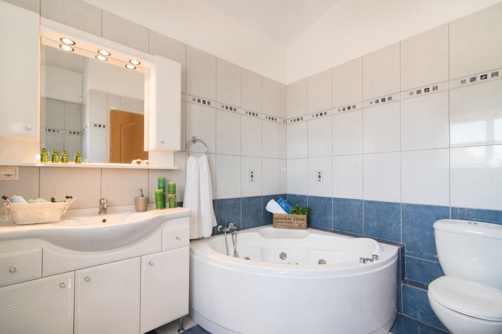 Coastal Paradise Found - Komis Private Pool Gem