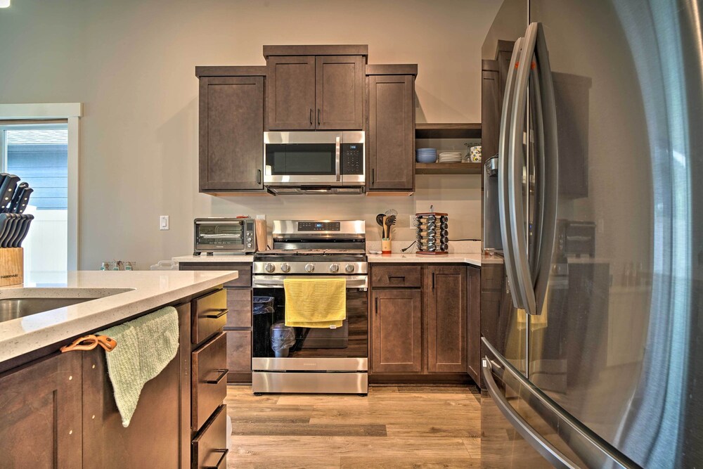 Medford Vacations - Modern Medford Escape 3 Mi to Downtown! - Property Image 16