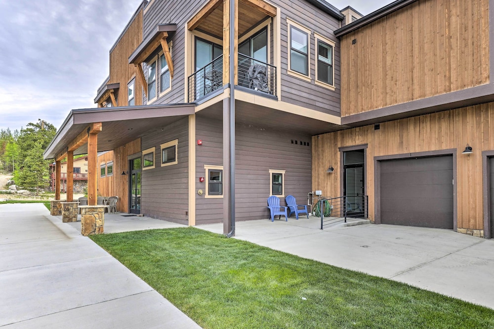 Grand Lake Condo w/ Balcony & Mountain Views