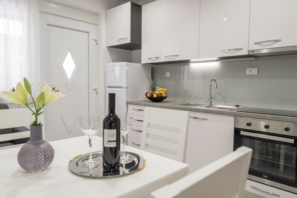 Drop In Split Suites en Split — kitchen