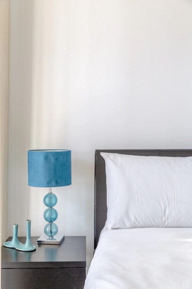 Modern 2BD Flat With a Balcony - Wandsworth