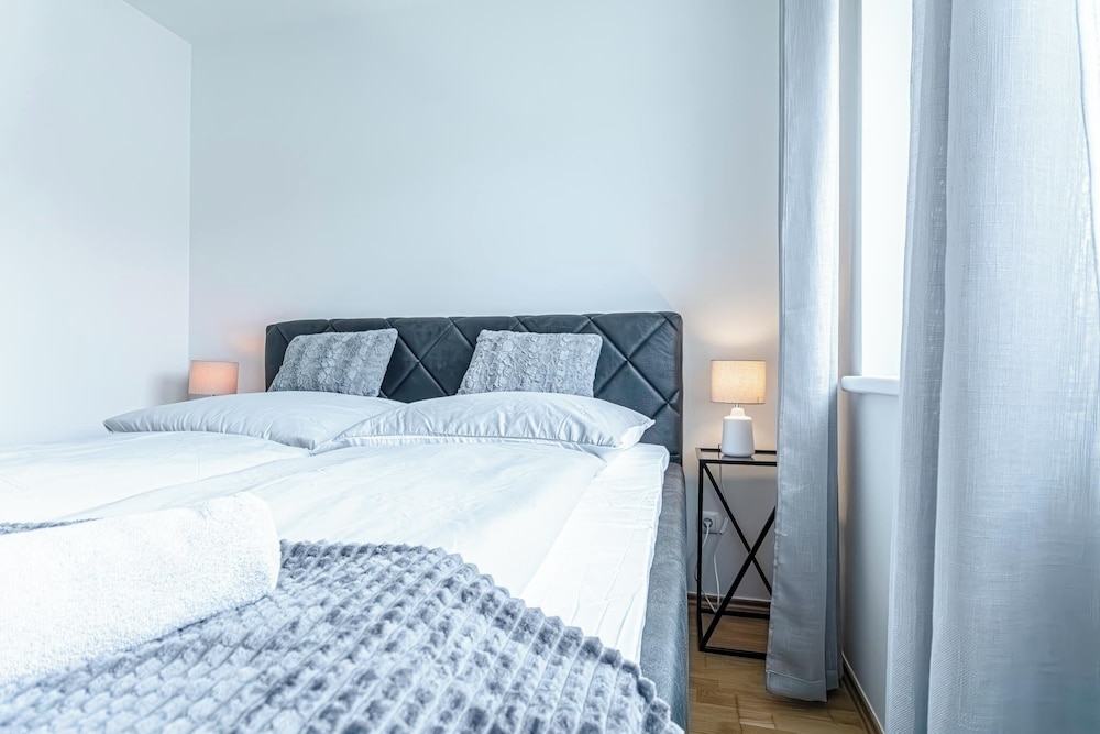 Stylish 1BR 1LR Vienna Center Homes