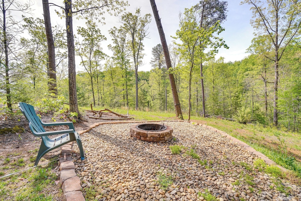 The Sporting Place: 5 Mi to Pigeon Forge Pkwy