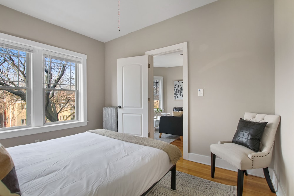 3BR Apartment w Laundry in Rogers Park — Chicago
