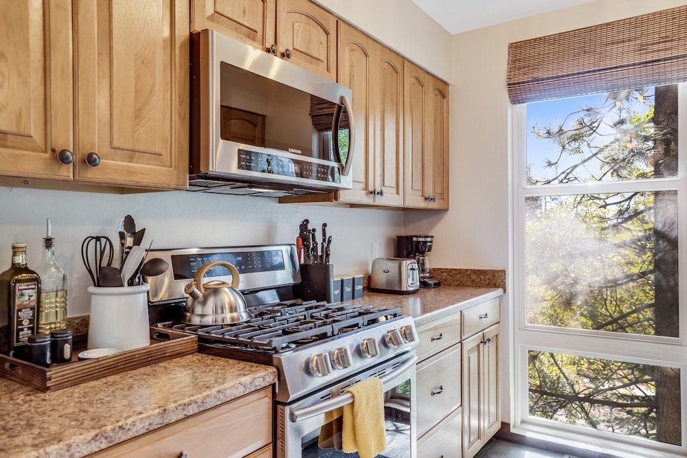 Pinegrove by Avantstay Beautiful Villas Condo Just Outside Tahoe City! - Property Image 15