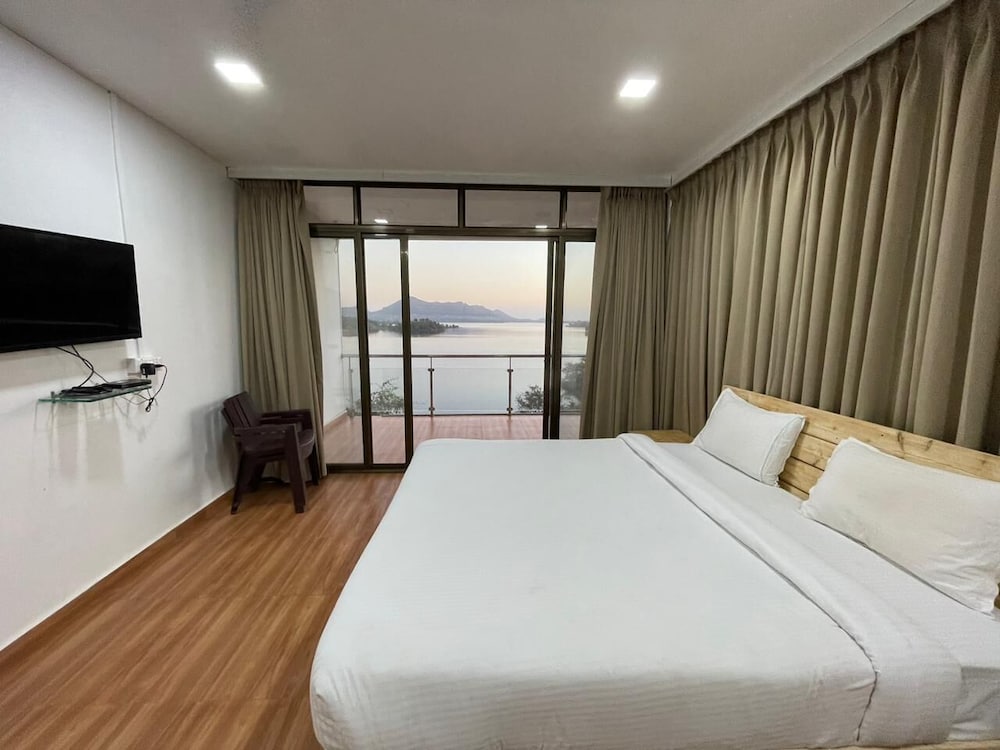 Shvas Island Resort