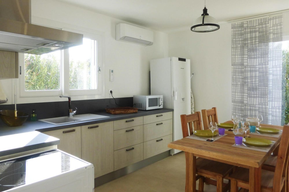 Nice Holiday Home With Private Terrace, Arpaillargues-et-aureillac