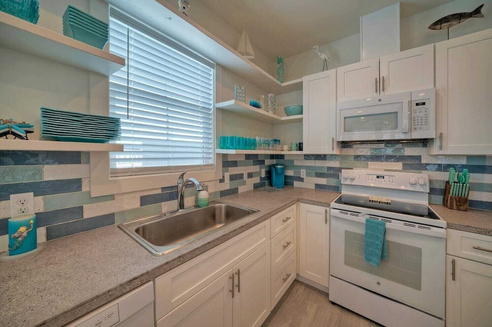 2 Homes in Old Town by Avantstay Sleeps 19, Pool, Newly Built Walk to Eats, Music, & More