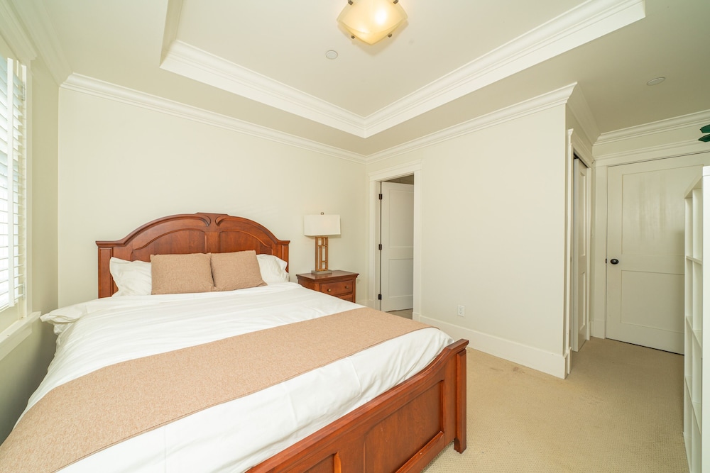 Tranquil Haven Close to UBC and Downtown - Image 3