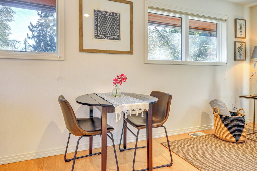 Walk to Willamette River: Studio in West Linn