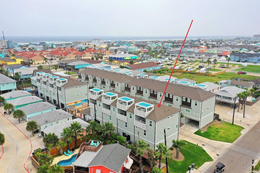 Saltwater Pool, Rooftop Deck w/ View, Near Beach The Blue Crab by Avantstay