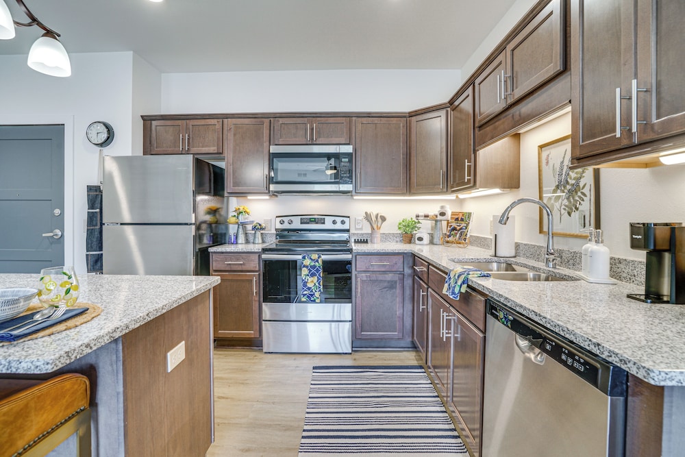 4 Mi to National Sports Center: Apt in Blaine