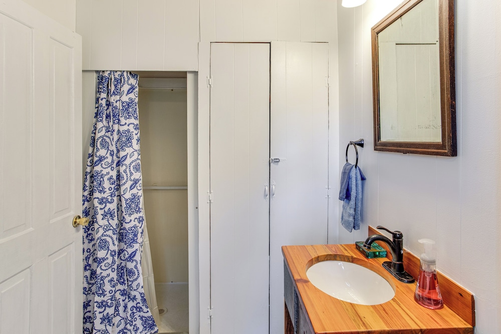 Lake Wateree Retreat: Dock & Screened Porch!