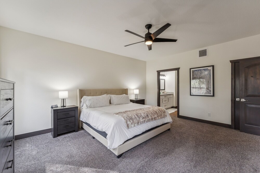 Scenic Golf Retreat With Modern Comforts & Fireplace 4 Bedroom Townhouse