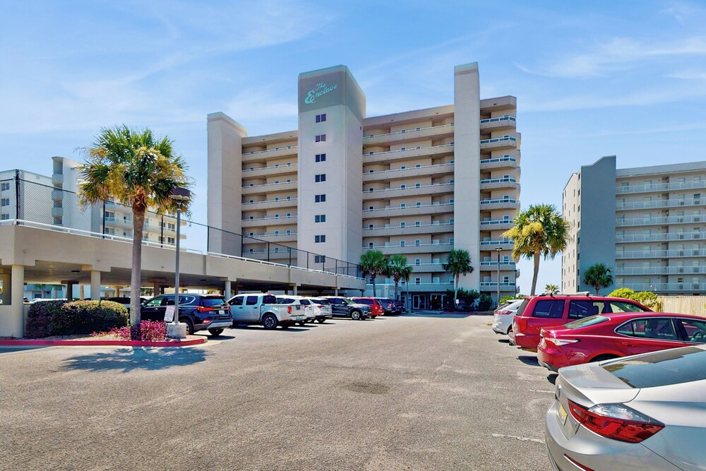 4BR Condo w/ Gulf Views & Amenities