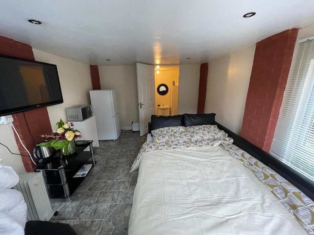 A Furnished Ensuite Apartment for Rent in Patchway view 4