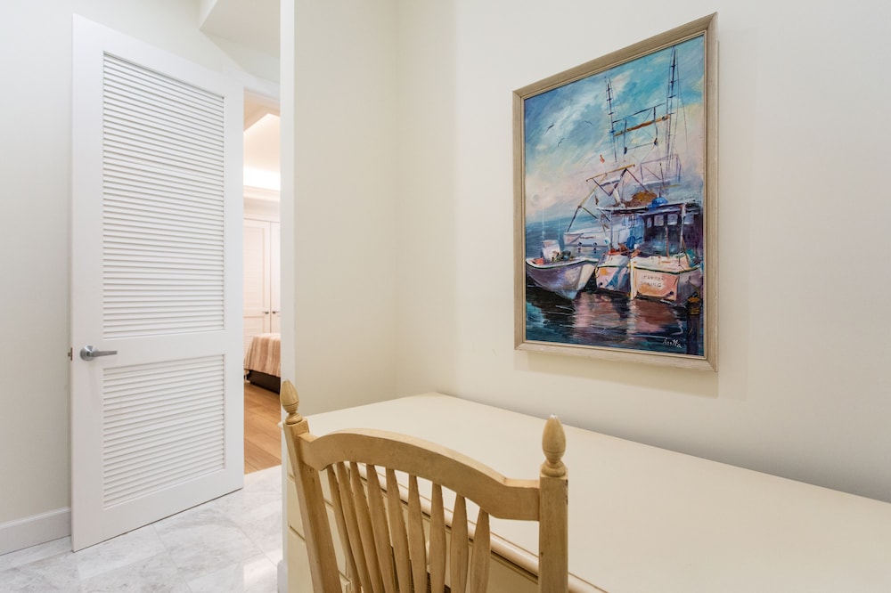 Sorrento Luxury Vacation Home: Expansive 5-Bedroom, 4.5-Bath Retreat with Private Pool, Hot Tub, and Pet-Friendly Accommodations – Just a Short Walk from S