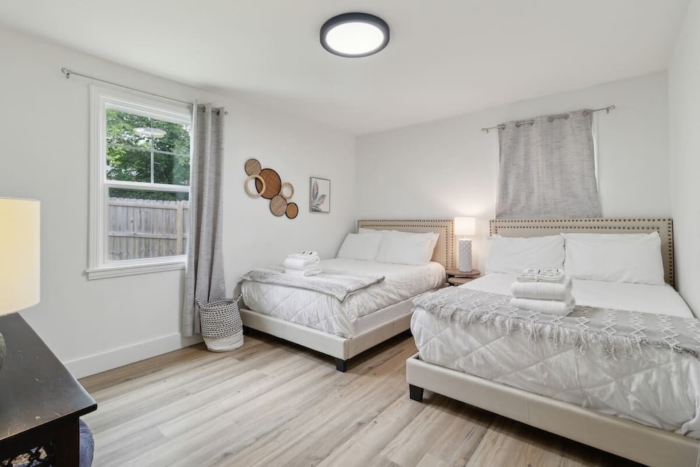 Chic Retreat Near Downtown Nashville 3 Bedroom Home by RedAwning