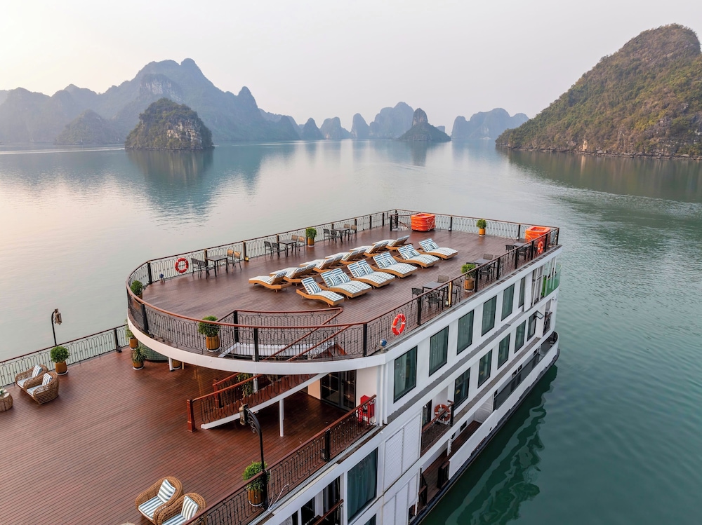 Indochine Grand Lan Ha Bay