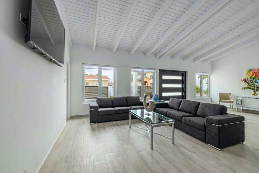 NEW 5BR Villa w Privatepool 3min to Eagle Beach