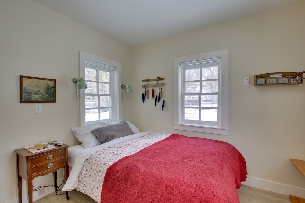 Historic Albion Mountain Cottage on Quiet Street! view 5