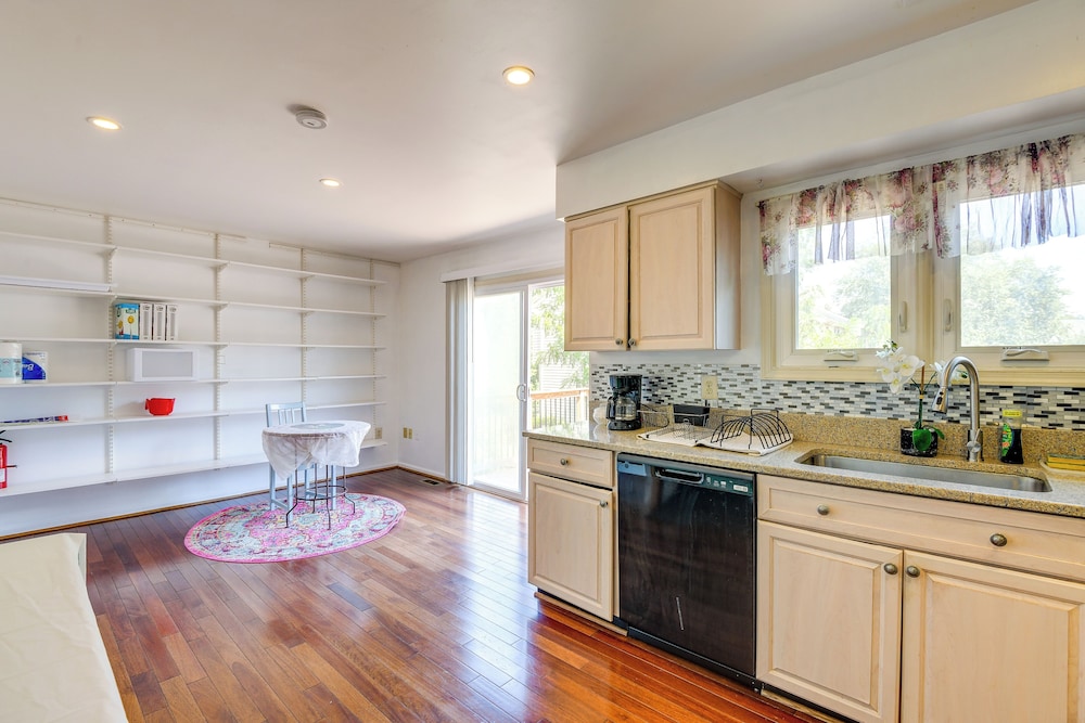 Close to Hospital & Dulles: Herndon Townhome