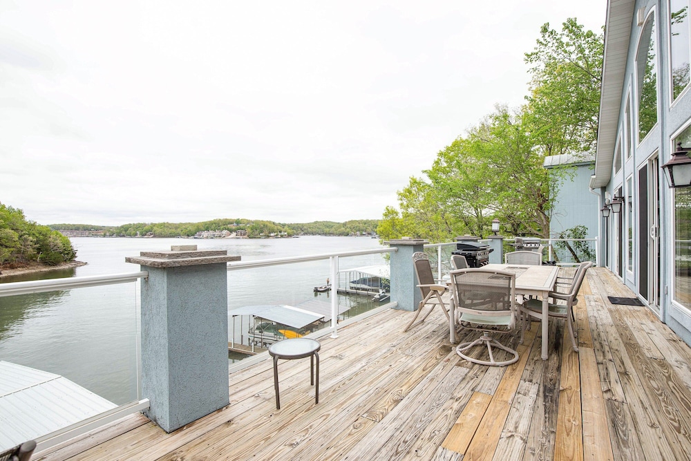 Huge! Sleeps 30-kayaks, Pedal Boat & Paddle Boards