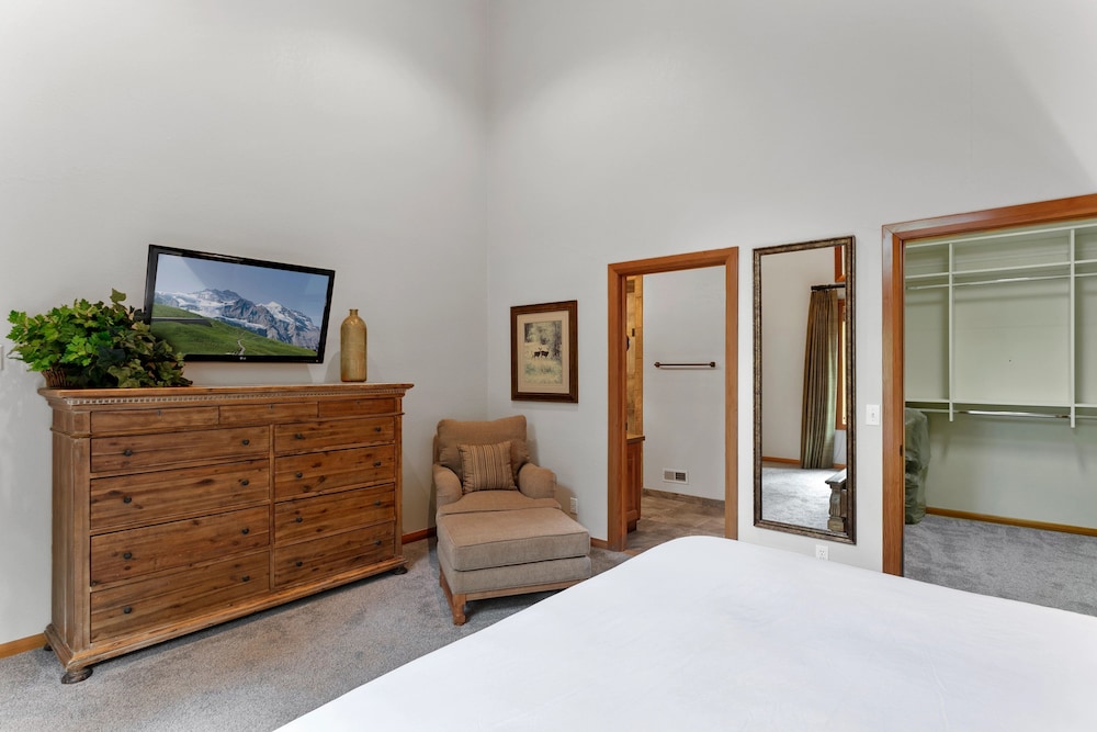 Queen Esther Drive Home at Deer Valley Resort - 4 Bedroom Home with Hot Tub #2436 4 Condo