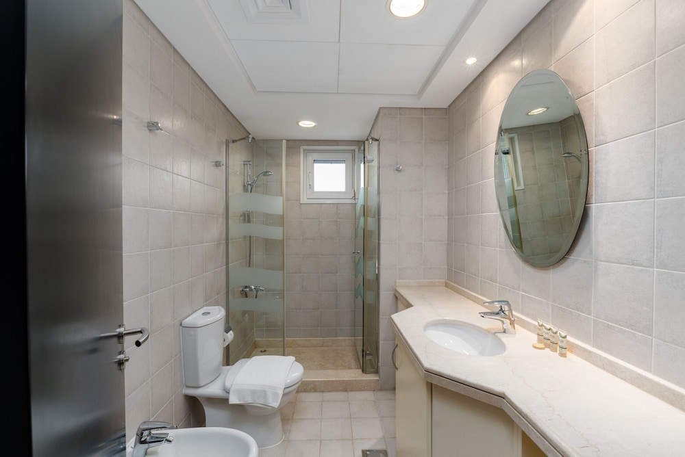 Artsy 4BR DIP Villa w Community Pool Gym