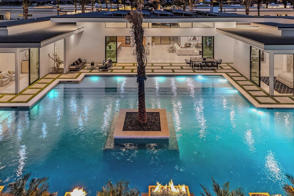 Fine Luxe Retreat w/ Pool & Hot Tub Bravo Villa #15 by Avantstay