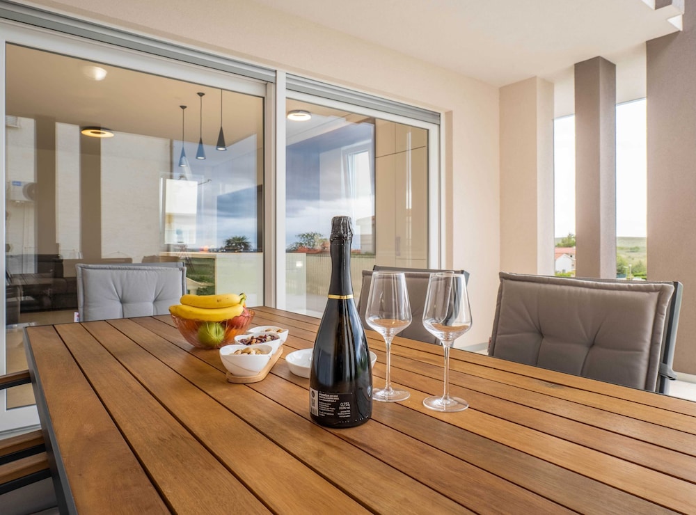 Spacious Povljana Apartment With Sea View and Terrace
