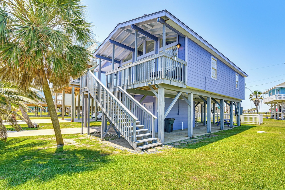 Walk to Beach: Ocean-view Home w/ Deck in Freeport