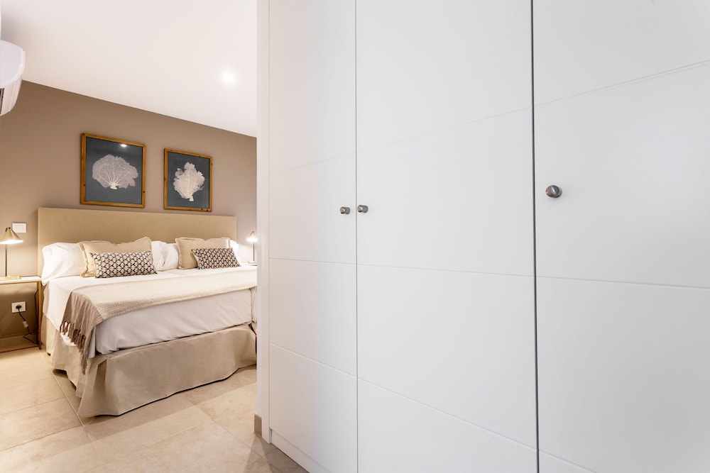 Lovely 2-bedroom Apartment in Exclusive Area of Madrid Madrazo V