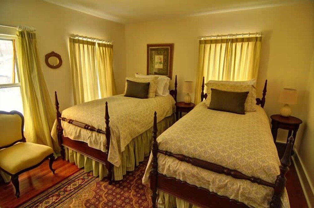 RiverWood Inn