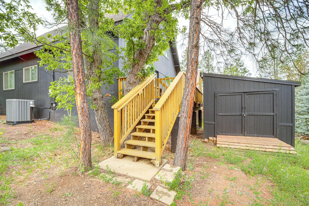 Walk to Trails: Modern Munds Park Mountain Retreat