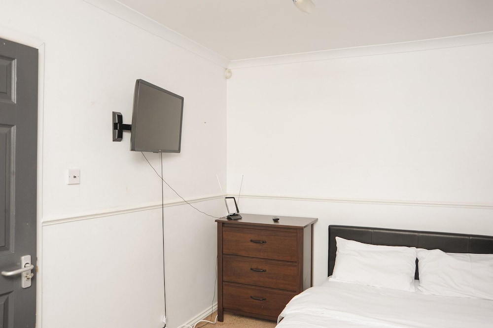 Room in Guest Room - Beautiful Room in Coventry