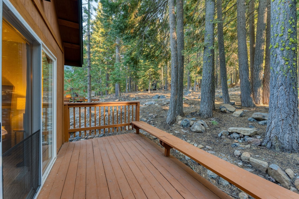 Golden Summit by Avantstay Stunning Secluded Cabin w Access to Tahoe Donner