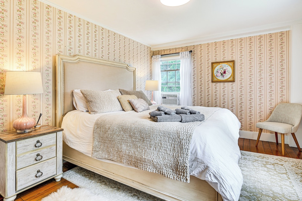 1 Mi to Vineyard: Serene Berkshires Country Escape