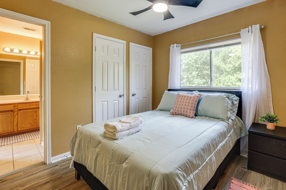11 Mi to Dtwn Houston: Pet-friendly Home w/ Yard!