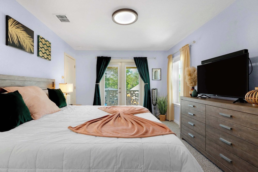 Amazing Lakefront Escape - A Stunner For Sleeps 14